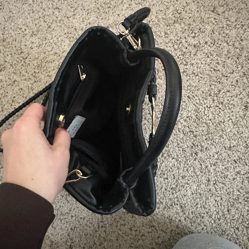 Elegant Black Woven Handbag - Picture 6 of 7